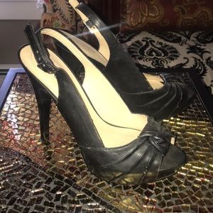 Peep toe platform pumps